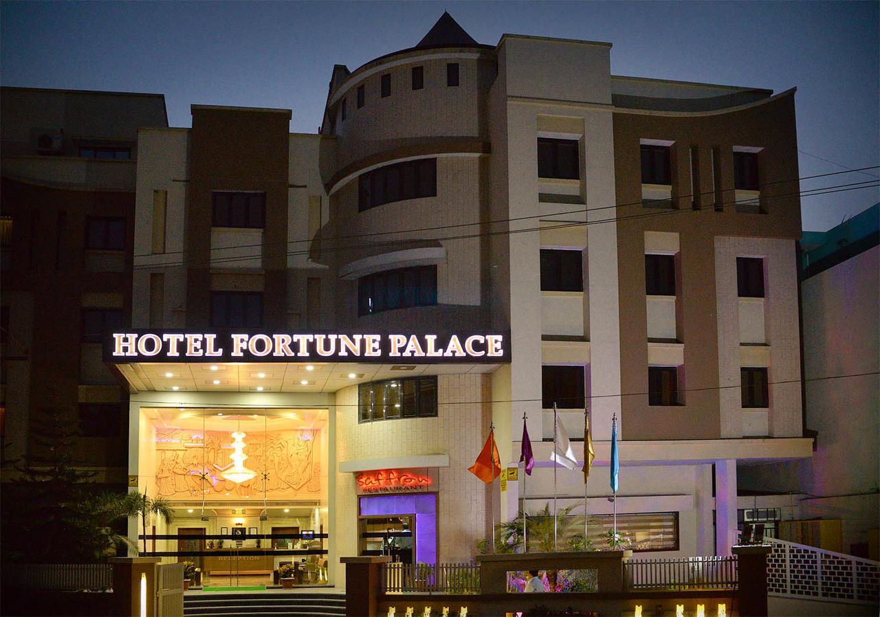 Hotel Fortune Palace Jāmnagar Buitenkant foto