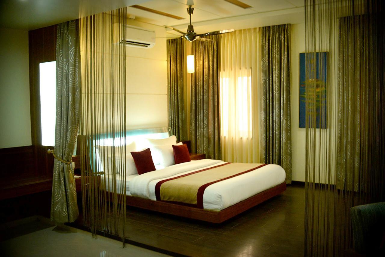 Hotel Fortune Palace Jāmnagar Buitenkant foto